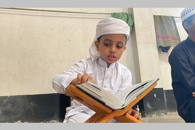 ১১ মাসেই কোরআনের হাফেজ ৮ বছরের শিশু মুগ্ধ