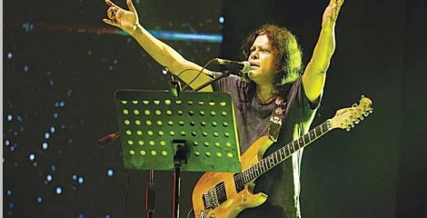 জন্মদিনে জেমস ‘সমাজকে আনন্দ দিতে এসেছি’
