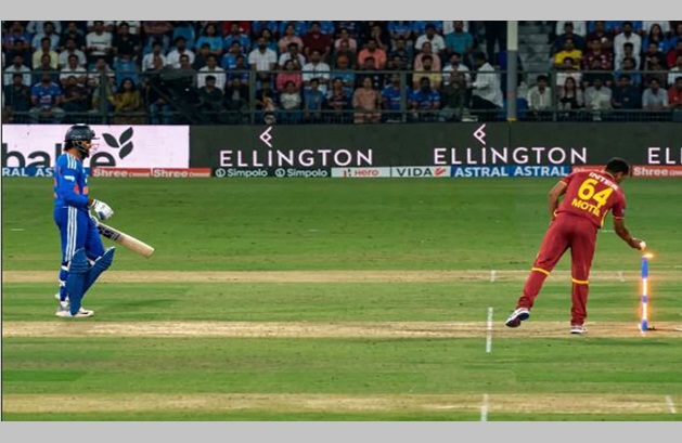 হেঁটে হেঁটে ক্রিজে ফিরতে গিয়ে রান আউট!