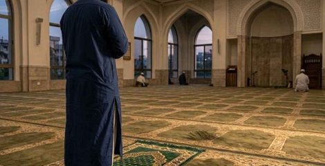 নামাজে সাপ বা ক্ষতিকর প্রাণী দেখলে করণীয়