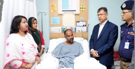 খুলনায় ছিনতাইকারীর হামলায় আহত পুলিশ সদস্যকে দেখতে এভারকেয়ার হাসপাতালে স্বরাষ্ট্রমন্ত্রী