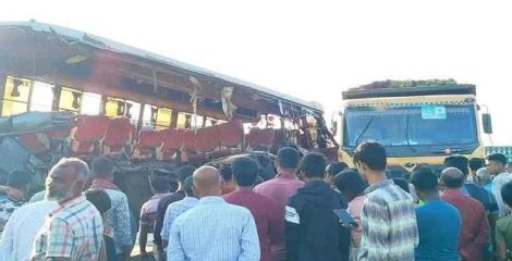থেমে থাকা ট্রাকে বাসের ধাক্কা, নিহত ৩