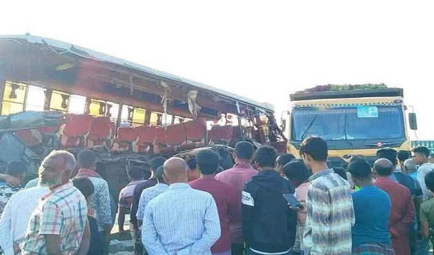 থেমে থাকা ট্রাকে বাসের ধাক্কা, নিহত ৩