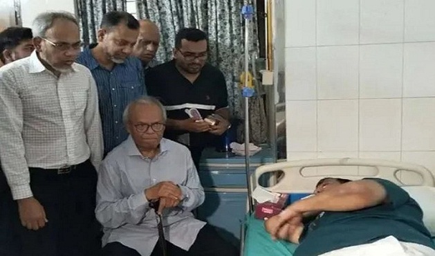অসুস্থ স্থানীয় সরকার মন্ত্রী ও ভূমি মন্ত্রী দেখতে হাসপাতালে গেলেন রিজভী