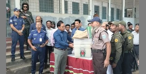ঠাকুরগাঁও-১ উপনির্বাচন : ১৮৫ কেন্দ্রে কড়া নিরাপত্তায় সরঞ্জাম বিতরণ