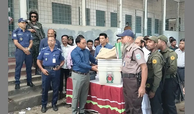 ঠাকুরগাঁও-১ উপনির্বাচন : ১৮৫ কেন্দ্রে কড়া নিরাপত্তায় সরঞ্জাম বিতরণ