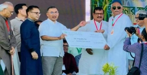 আখচাষি হিসেবে প্রধানমন্ত্রীর হাত থেকে ‌সরকারি প্রণোদনা নিলেন বিএনপির এমপি চাঁদ