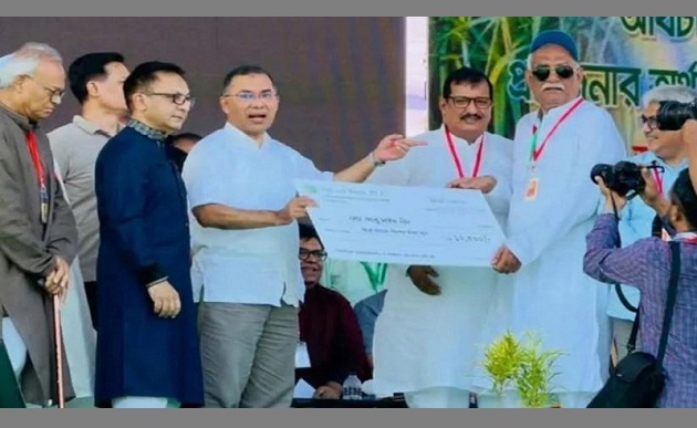 আখচাষি হিসেবে প্রধানমন্ত্রীর হাত থেকে ‌সরকারি প্রণোদনা নিলেন বিএনপির এমপি চাঁদ