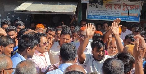 সারের দাবিতে লালমনিরহাট-বুড়িমারী মহাসড়ক অবরোধ