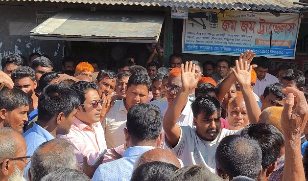 সারের দাবিতে লালমনিরহাট-বুড়িমারী মহাসড়ক অবরোধ