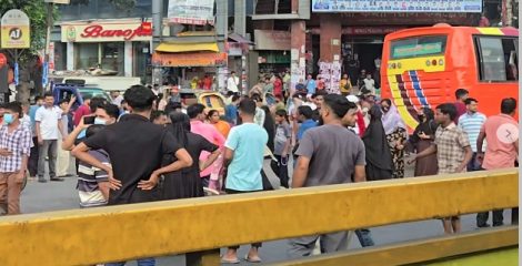 উত্তরায় আজও পোশাক শ্রমিকদের সড়ক অবরোধ, যানচলাচল বন্ধ