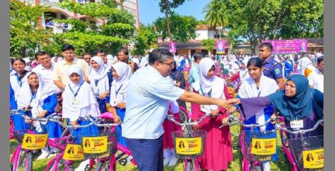 জাইমা রহমানের জন্মদিনে ৫ শতাধিক ছাত্রীকে বাইসাইকেল দিলেন মীর শাহে আলম