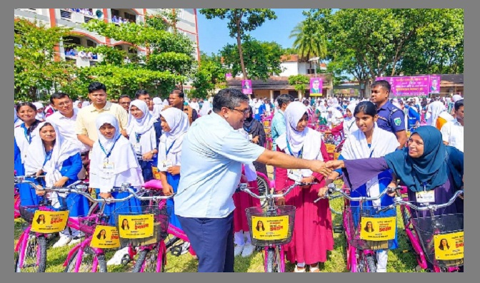 জাইমা রহমানের জন্মদিনে ৫ শতাধিক ছাত্রীকে বাইসাইকেল দিলেন মীর শাহে আলম