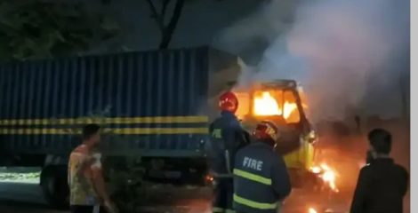 চট্টগ্রাম বন্দর থেকে সরানোর পথে রাসায়নিকবাহী কাভার্ডভ্যানে আগুন